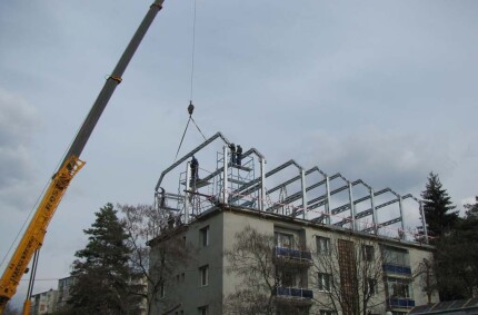 Metallic structure for storey addition and attic conversion for apartment buildings
